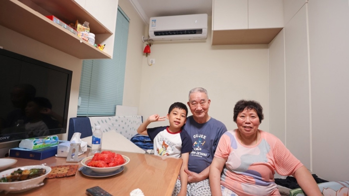 总书记在沪考察的市民新村居民区，旧房改造圆了百姓安居梦