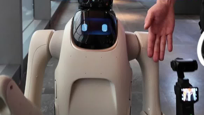 全宇宙最爱拍照的个人机器人来了！好想把它带回家