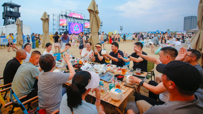 “啤酒搭配海风音乐，体验感满分”，2026金山城市沙滩音乐啤酒微醺夜启幕