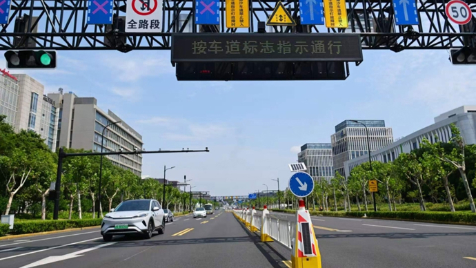 马路护栏“长腿了”！为改善张江科学城拥堵，上海首套潮汐智能移动护栏投用