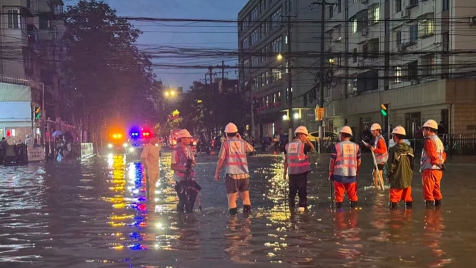 暴雨中，他们全力保障城市运行安全