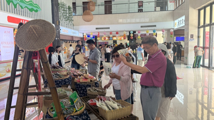 从匆匆路过到停下来逛逛，浙江多地高速服务区悄然“变身”
