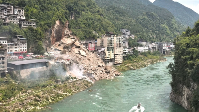 钓鱼船、摩托车和搜救犬：重庆彭水县山体崩塌3日中的救援与自救