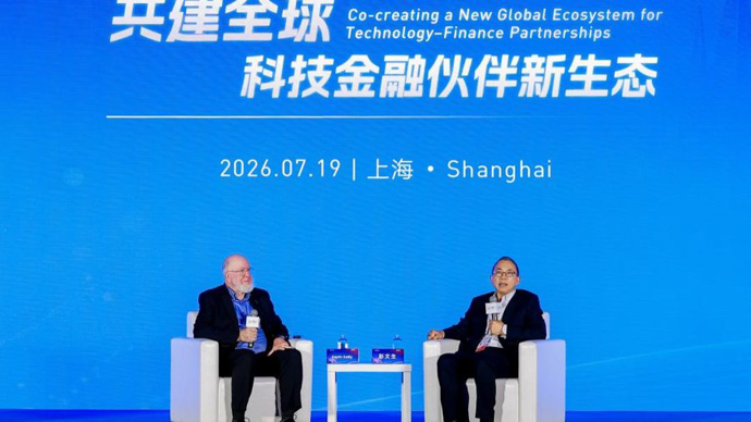 凯文·凯利对话彭文生：AI投资存在“必要泡沫”，中国开源模型有独特优势