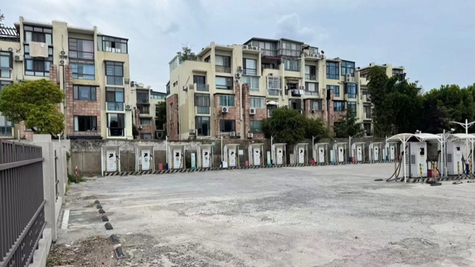 高峰堵路夜半扰人，为便民而建的新能源车充电站为何成了扰民之源？