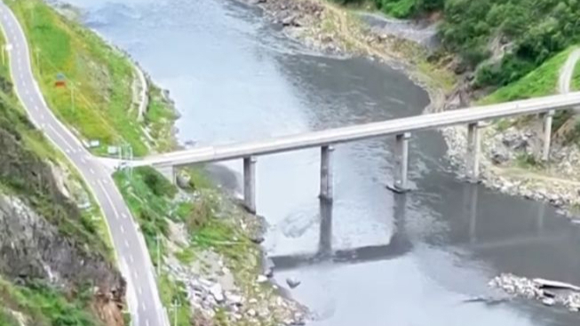 博主反映“四川甘孜雅砻江部分河段变黑长达数十公里”，当地通报