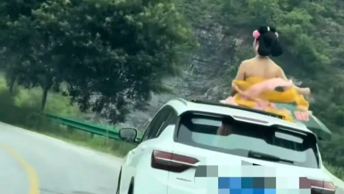 女子上半身探出汽车天窗拍古风视频，配文“是妲己啊”，当地交警：高度重视，将找到这辆车并依法处理