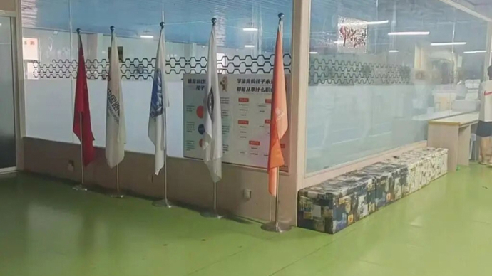 11岁男孩左臂被游泳馆排水口吸住，挣扎几分钟后无果溺水身亡，现场无持证救生员值守，警方以重大责任事故立案调查