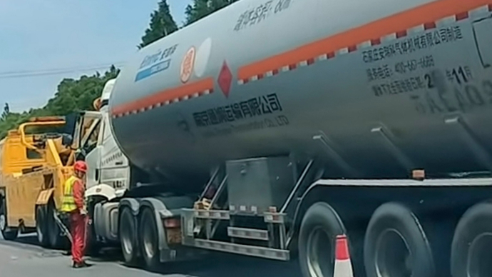 液化气槽罐车追尾货车，幸无伤亡