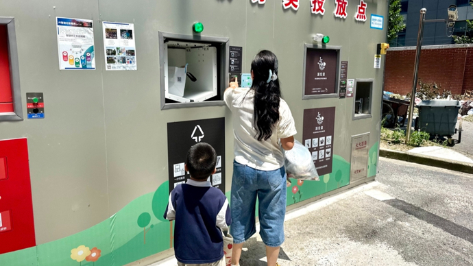 湿垃圾破袋，干垃圾换桶，箱门防夹手……会“思考”的垃圾箱房亮相上海