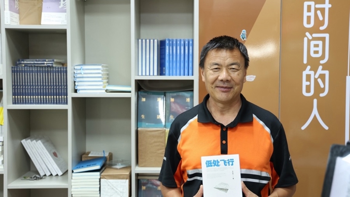 “外卖诗人”王计兵拿到鲁迅文学奖后：不管怎么批评，不会把我击碎