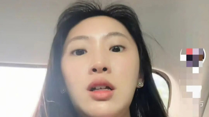 高速上网约车司机突发不适，女乘客果断接过方向盘！网友：应急能力令人敬佩