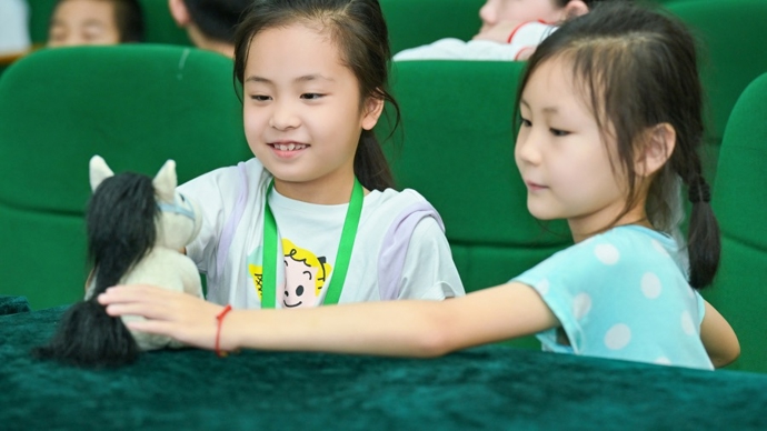 童心遇小马，这项公益行动走进沪上小学生爱心暑托班