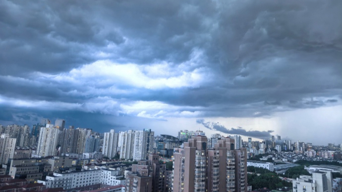 上海强降雨虽迟但到，雷暴云团自西向东影响，雨水明起减弱