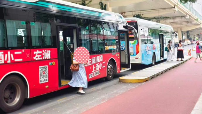 谁干的？！沪上公交站“神秘缩水”，市民直呼“太危险”！调查后，记者都懵了