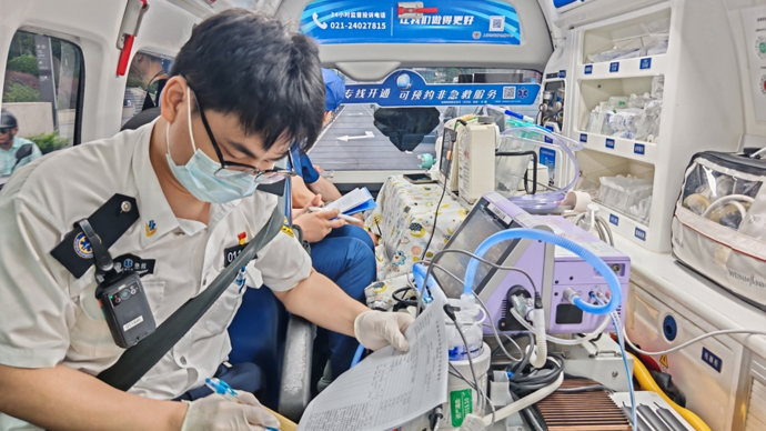 高温来袭！上海日均120来电量破万，记者跟车直击烈日下的“生命摆渡”