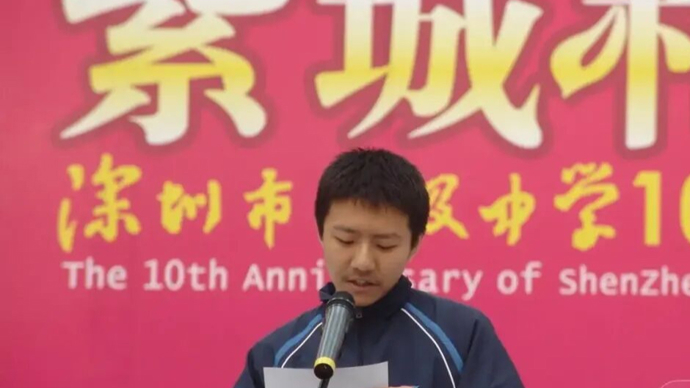 菲尔兹奖得主邓煜不写作业、极少记笔记却稳坐年级第一；其高中老师称，“外界总说他是奇才，真正拉开差距的，是他刻在骨子里的专注韧劲”