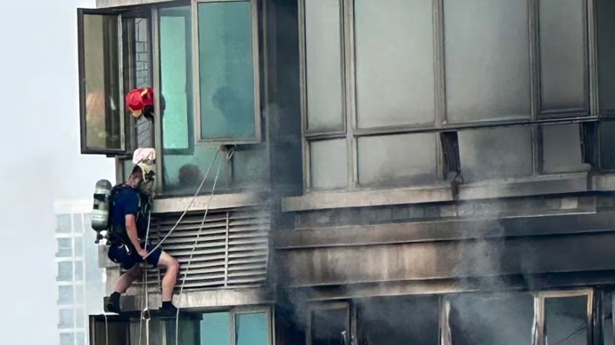 事发上海！“我可能要死了！”女子被困火场几近绝望，消防员高空索降生死营救