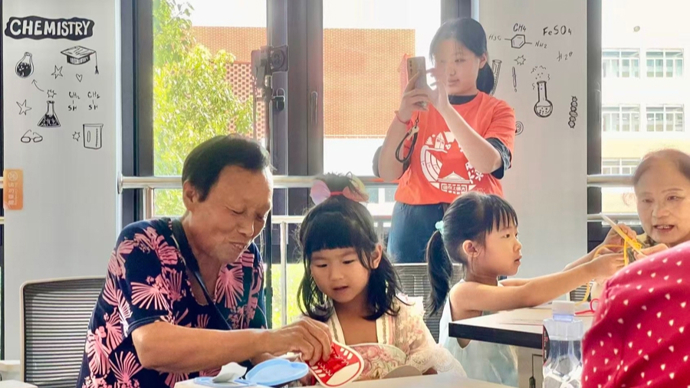既“管”孩子又“教”老人，上海社区这项活动帮老人学会科学带娃