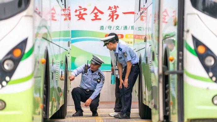 崇明交管强化公交车辆安检，护航市民夏日出行路