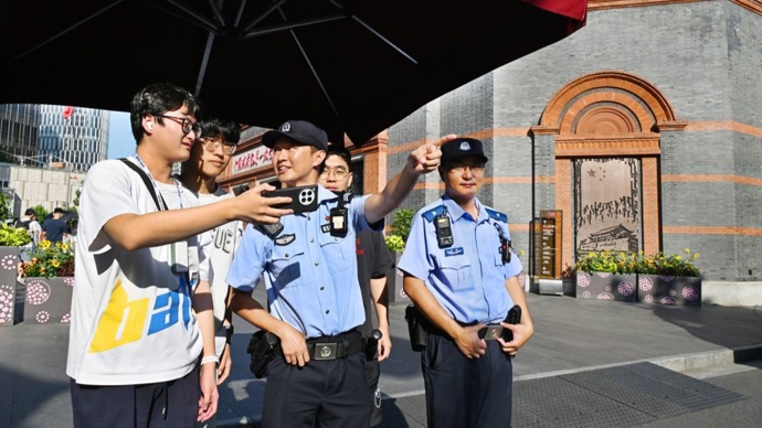 烈日下，他们守护在兴业路上