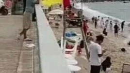 23岁武术教练海边溺亡！同行人：一个接一个的浪将两人冲散；沙滩管理方回应