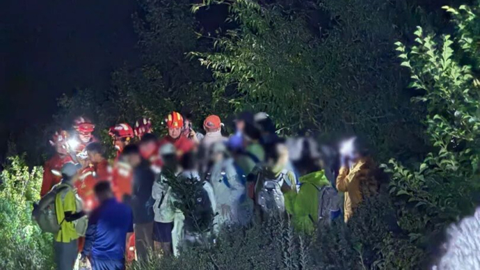 45人徒步团闯野山深夜被困，领队却不报警！网红打卡地乱象，生死或在一念间