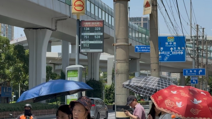 夏令民声现场 · 医院附近公交站等车“晒煞”人，装个“棚”为啥这么难