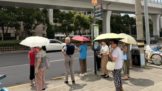 夏令行动 | 一些医院、居民区附近公交站仅有立杆式站牌，老人候车不便