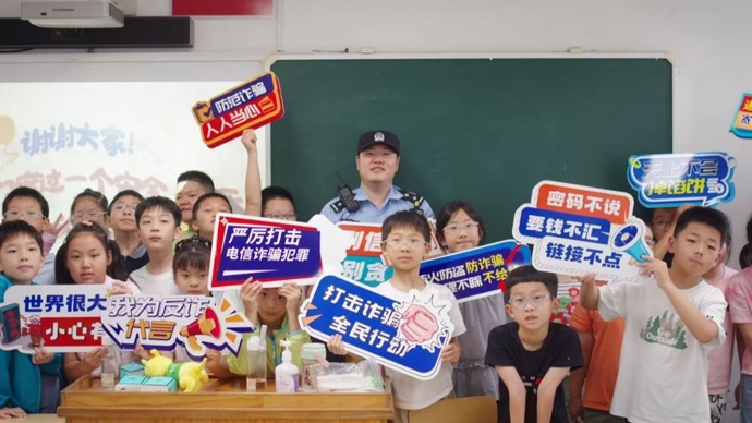 头盔横截面当教具，警营敞开当课堂……宝山警方的暑托班安全课太“硬核”