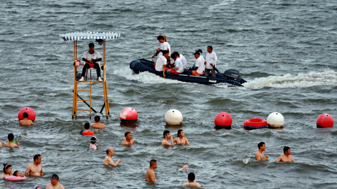 金山城市沙滩泳客爆棚，每半小时水上巡查+“鹰眼”筑“安全结界”