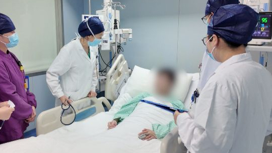 上海男子从泰国回来后进ICU，肠道大面积溃烂，多项手术后被下病危通知