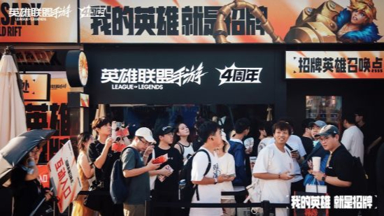“我的英雄 就是招牌”巨型金克丝破界登陆上海西岸