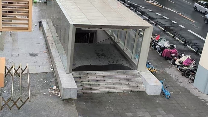 异味一波接着一波！地下人行通道出入口垃圾乱堆 市民呼吁及时清除卫生死角