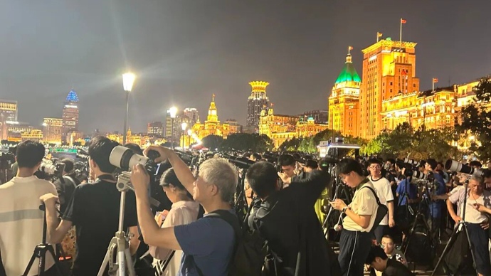 太震撼！摄影“老法师”今晚都来外滩了！有人中午就已占位，只为这个瞬间！