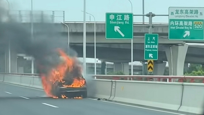 今天下午中环外圈：一辆出租车烧毁 幸无人员伤亡