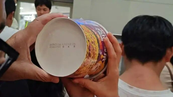 航班延误4小时，旅客被发放过期泡面！航空公司回应：成立专项调查组开展调查