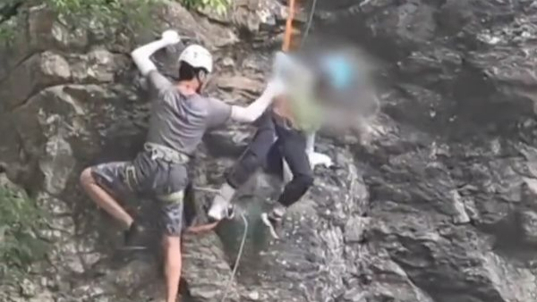 10岁孩子玩飞拉达时意外脱手坠落撞向悬崖，所幸被身后游客拽住，景区回应