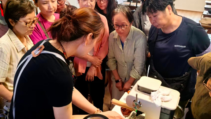 谁说暑假班只属于孩子？沪上老年大学的这波“清凉学习”火了！