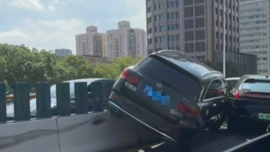 上午内环事故：SUV骑上隔离墩，消防车援“臂”相救