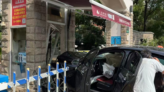 浦城路突发险情：轿车失控撞向小区岗亭 保安受伤送医