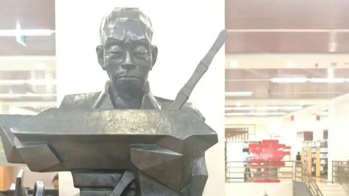杭州图书馆“拾荒老人”铜像为何动人？铭记大爱与尊重