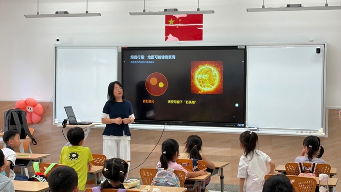 融会贯通、生动讲述，他们将浩瀚宇宙的奥秘分享给孩子们