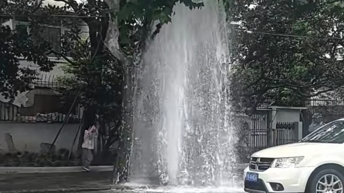 一轿车撞断消防栓 钦州路现场喷出5米高水柱
