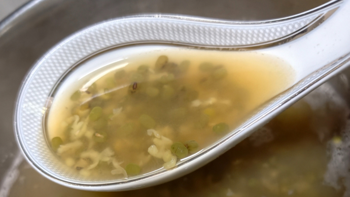 红色绿豆汤没营养？有人喝绿豆汤进急诊室？这道夏日美食，很多人有误区