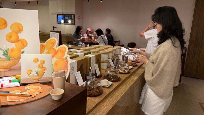 茶饮跨界突围，上海喜茶炒冰排队3小时
