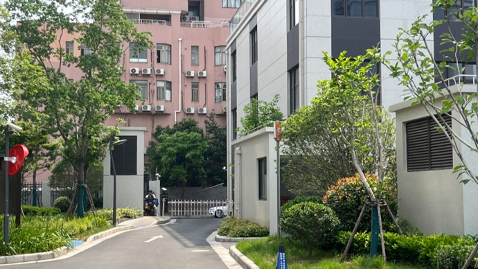 从绕行三四百米到开门见便利，静安这个小区为老年居民打通“最后一百米”