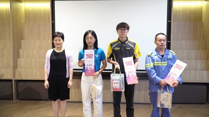 当外卖骑手在世纪书房接过一袋新书和上海书展消费券