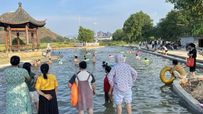 一个“村级”游泳池，为啥全网点赞？