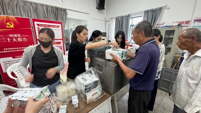 奉贤区海湾镇安置点：热饭配姜茶，还能看电影